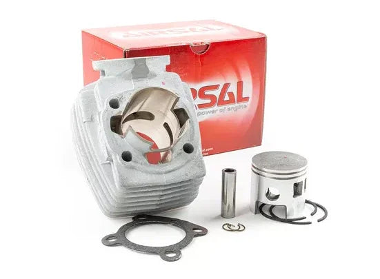 Kit cylindre et piston moteur avec joints pour préparation moteur, posé devant une boîte rouge