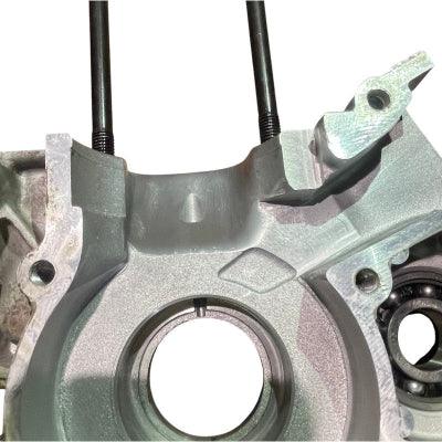 Carter moteur aluminium pour préparation moteur, vue rapprochée de pièces mécaniques.